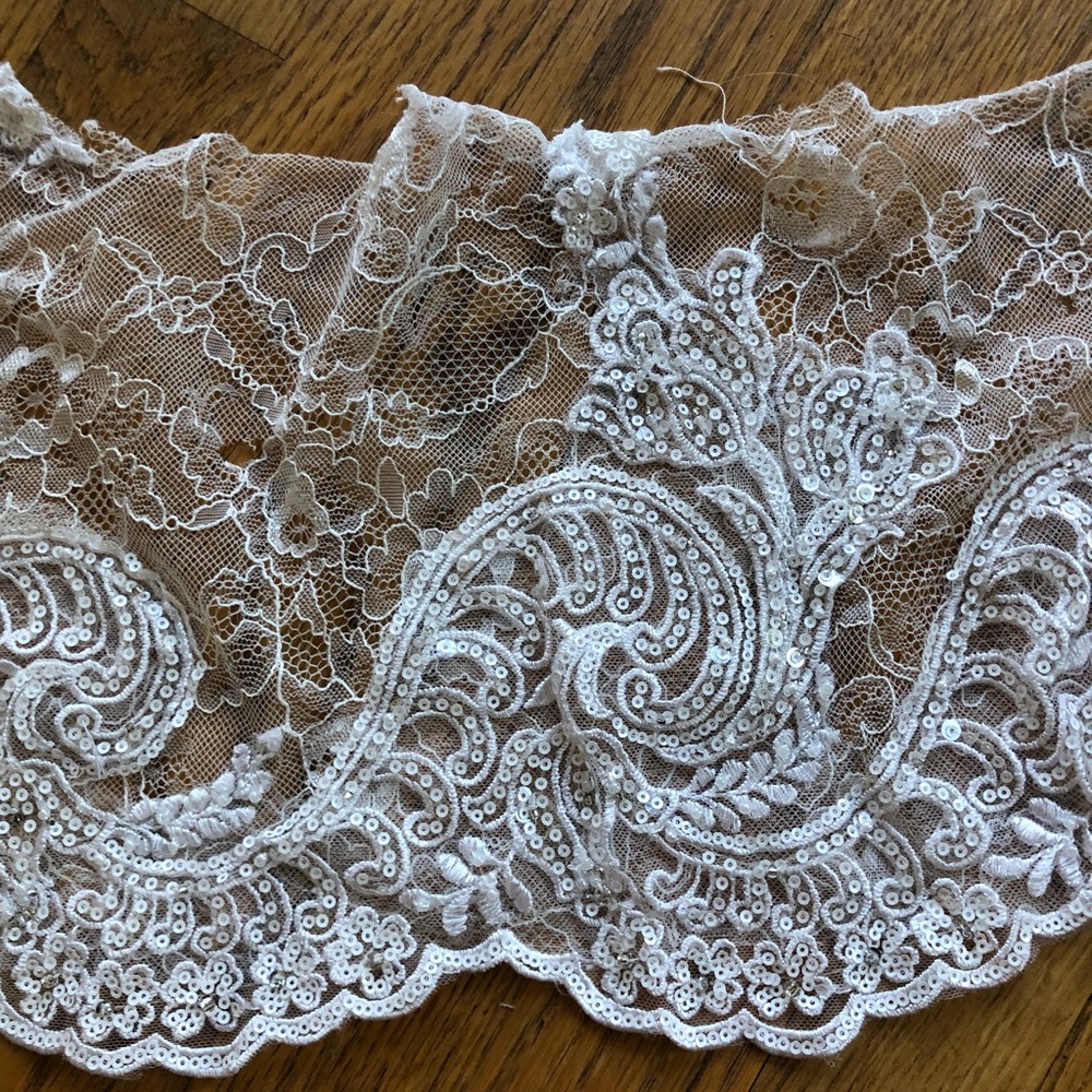 Wedding gown lace Chantilly? - Picture 5 of 10